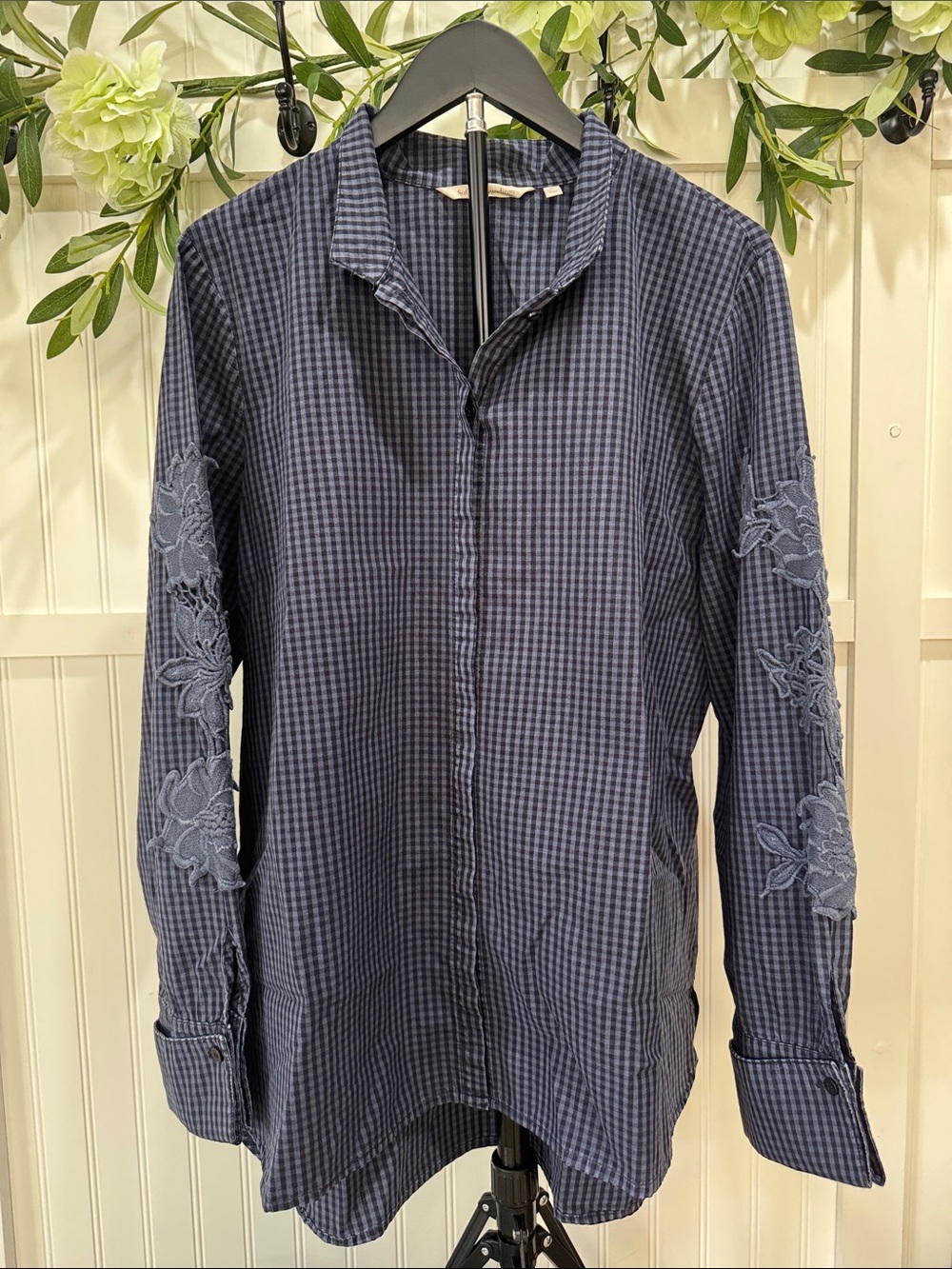 #201 SOFT SURROUNDINGS Navy Gingham Button-Down w Blue Floral Sleeve Embroidery